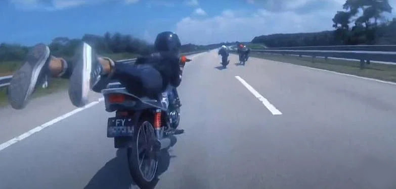 超人式玩命! 狮城骑士大道飙车